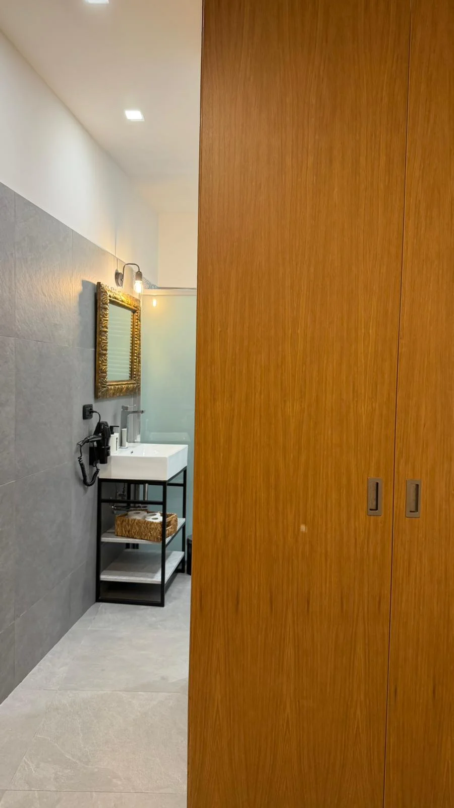 Camera Doppia — corridoio armadio e bagno