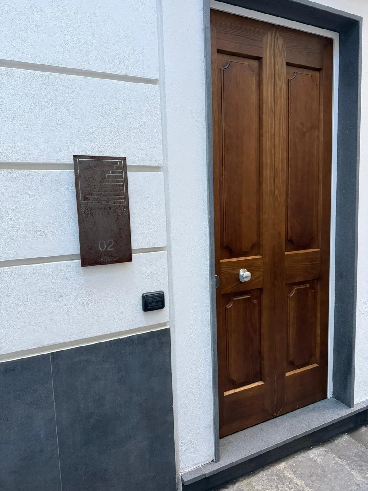 Camera Doppia — ingresso con targa 02