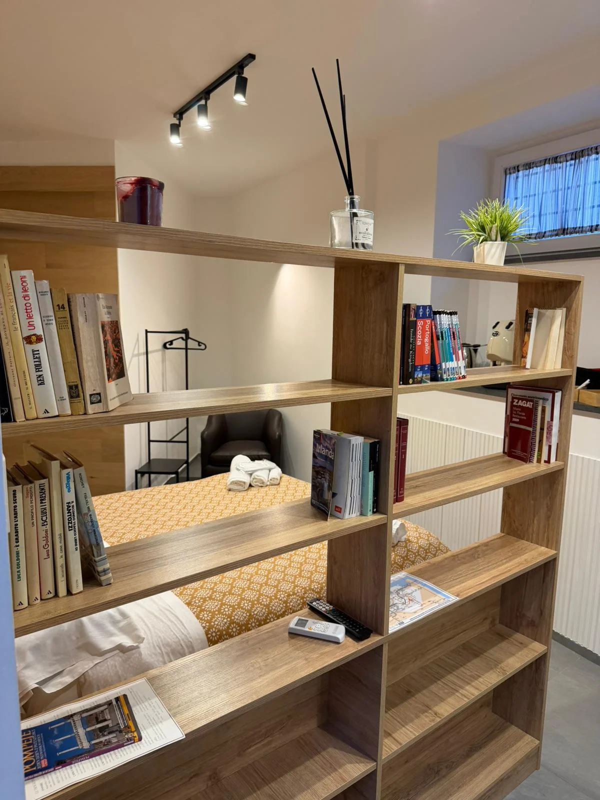 Camera Doppia — libreria divisoria