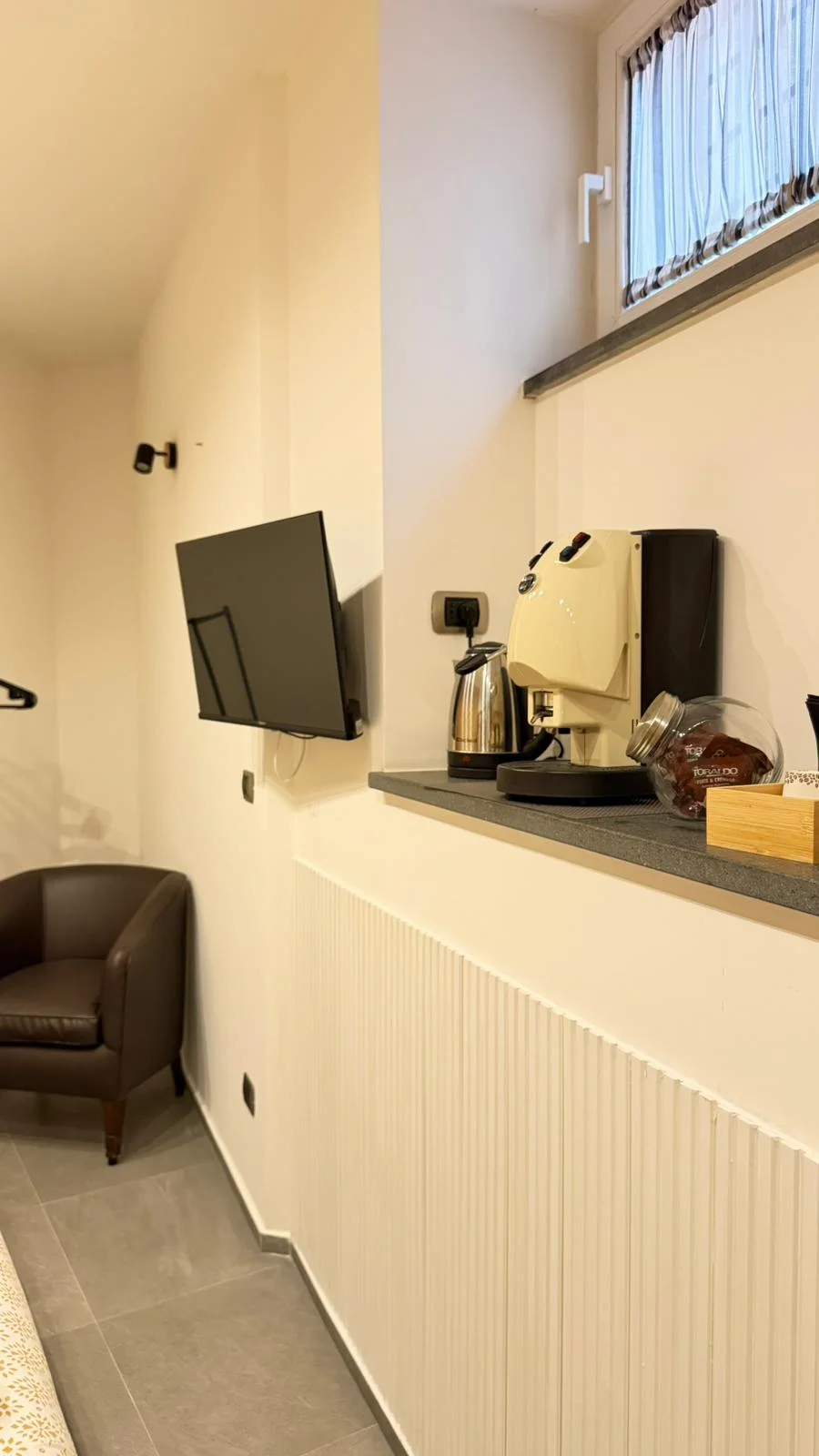 Camera Doppia — zona TV e caffè