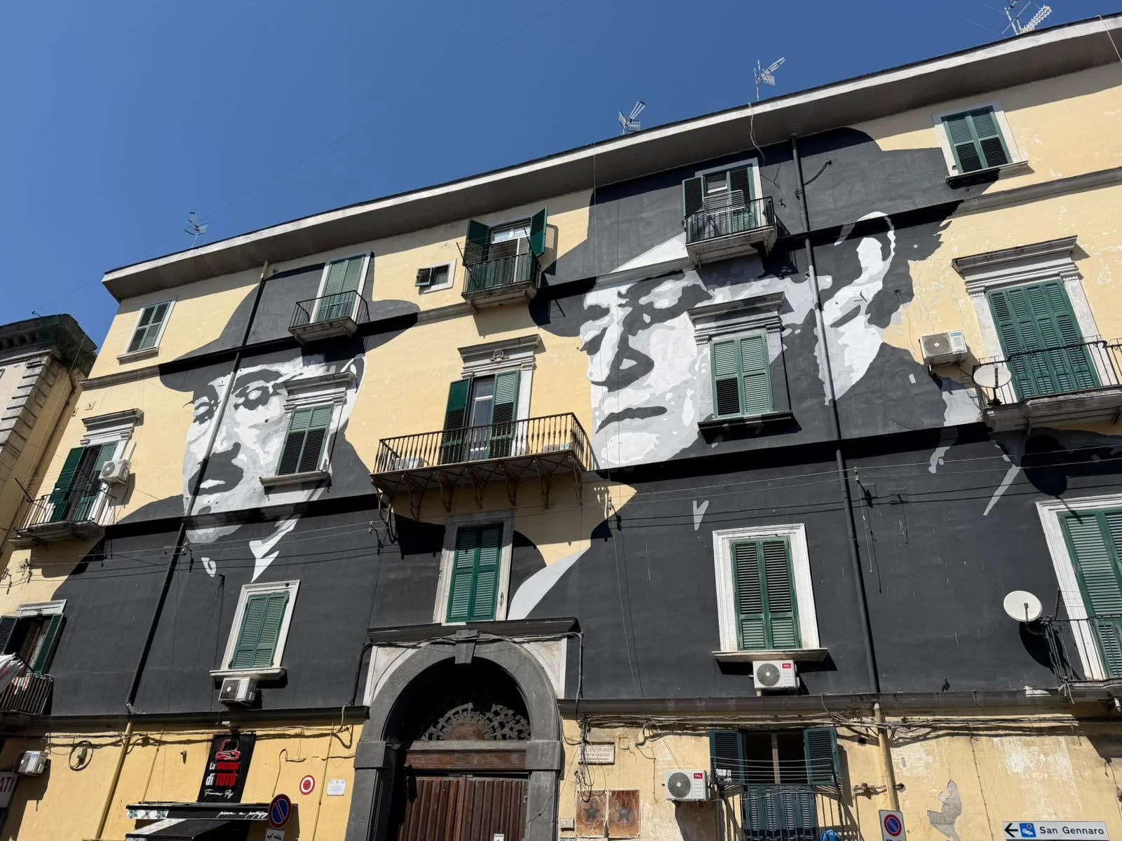 Palazzo storico con murales in bianco e nero
