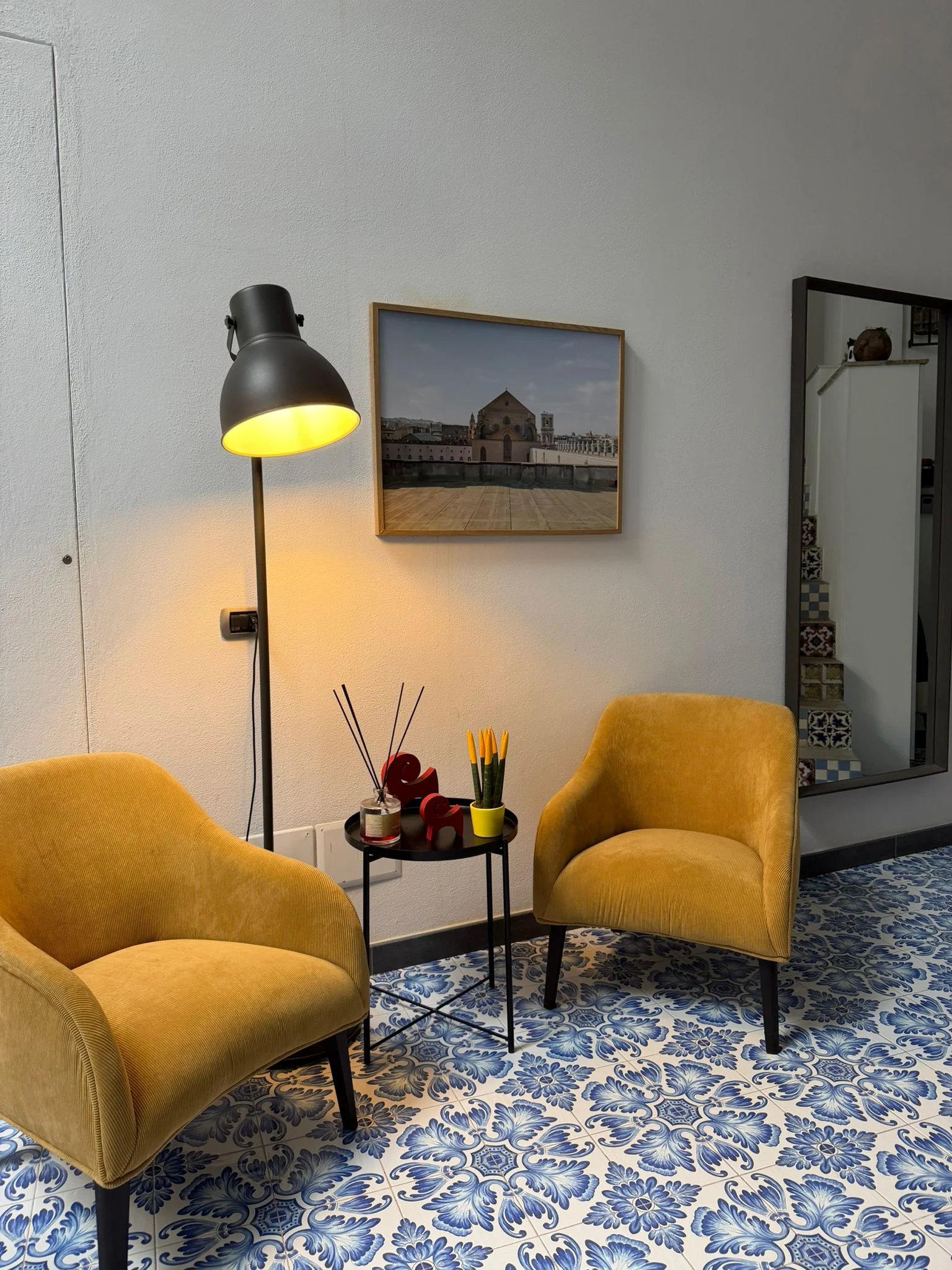 Hall con poltrone gialle e maioliche blu