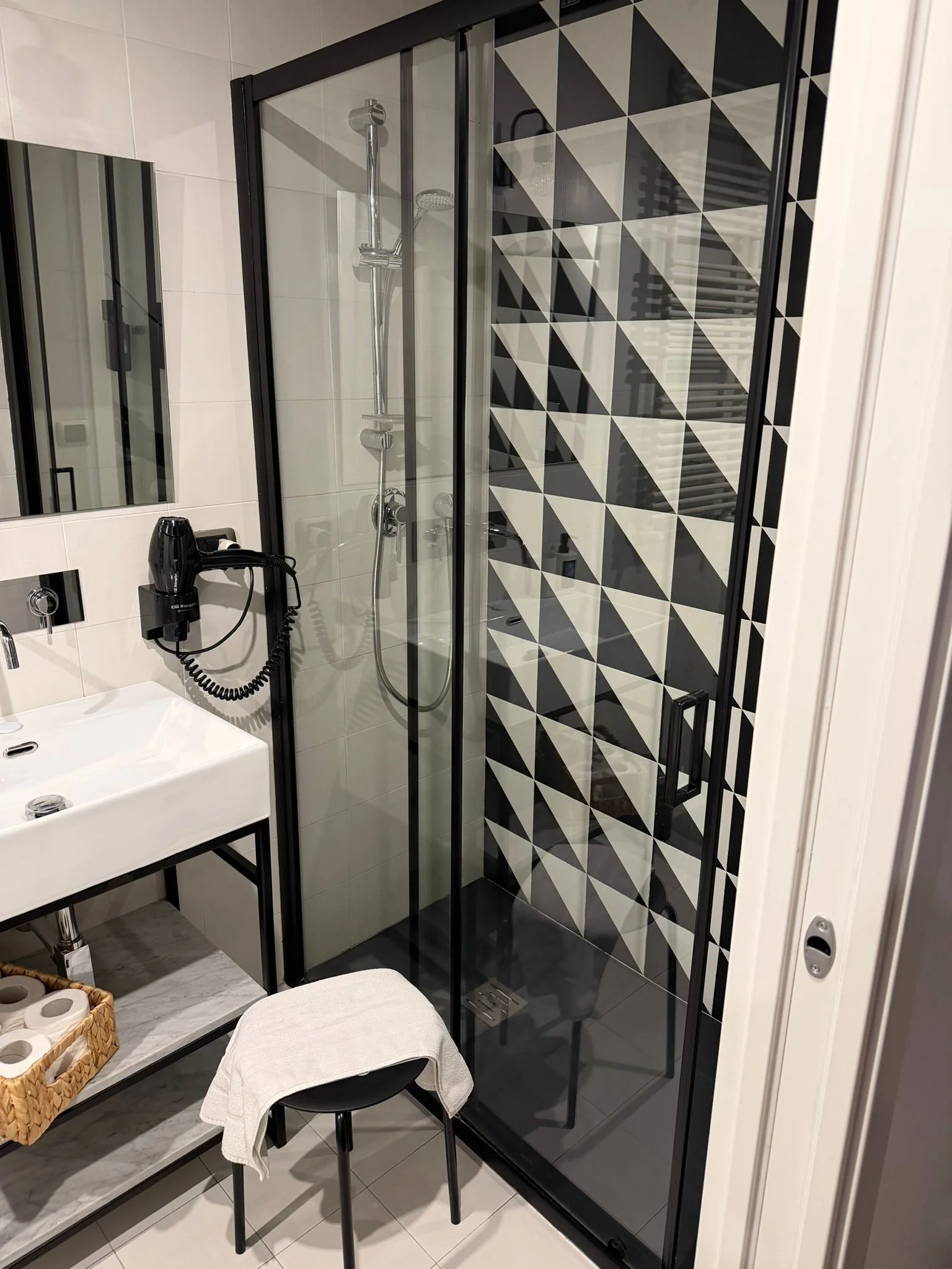 Camera Quadrupla — bagno doccia con piastrelle geometriche