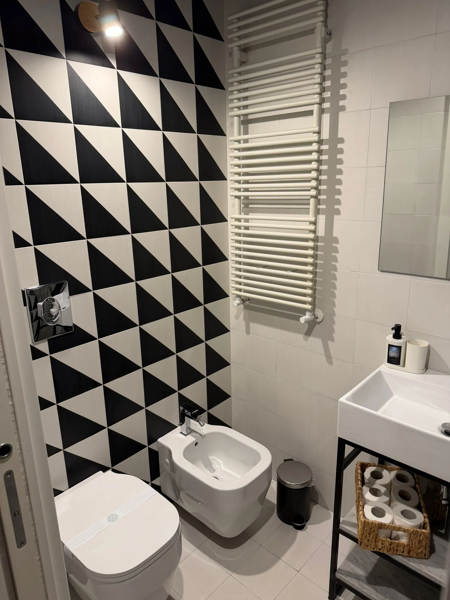 Camera Quadrupla — bagno WC con piastrelle geometriche