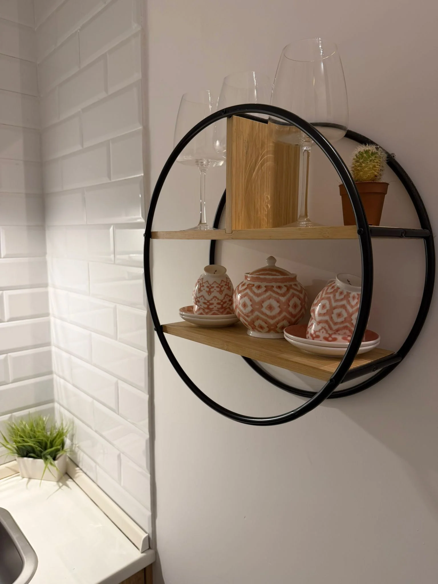 Camera Quadrupla — dettagli cucina