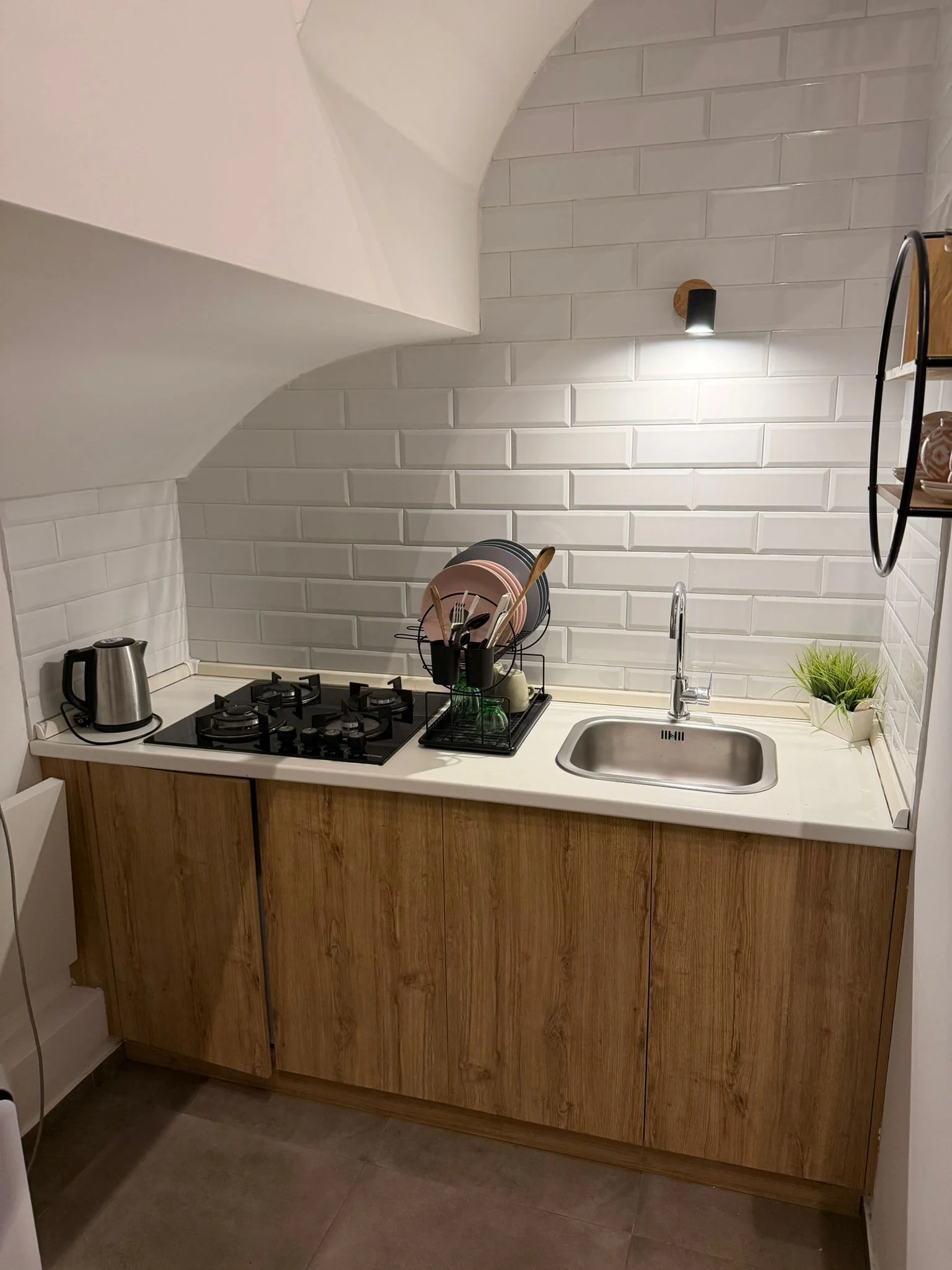 Camera Quadrupla — cucina con fornelli a gas