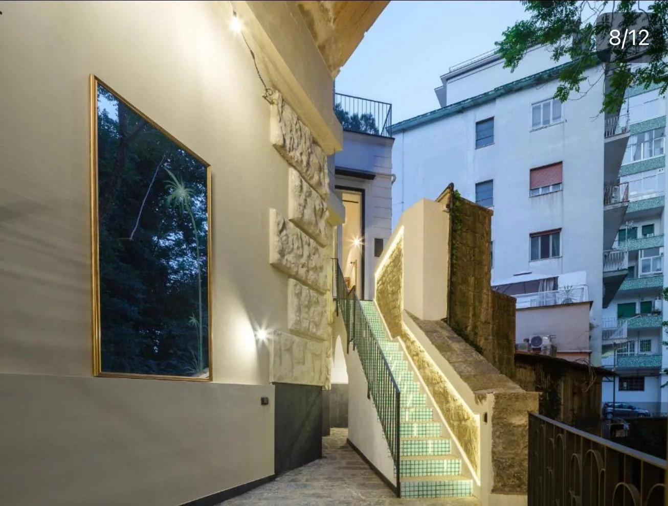Ingresso serale della residenza
