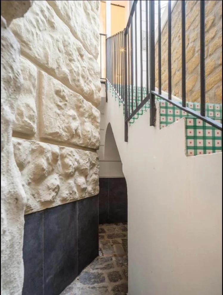 Scala esterna con maioliche verdi