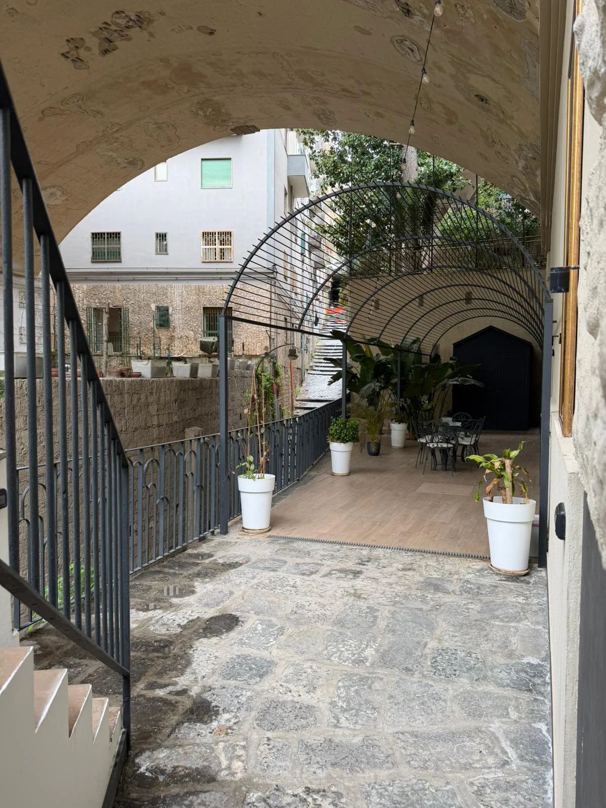 Vista panoramica del terrazzo con piante