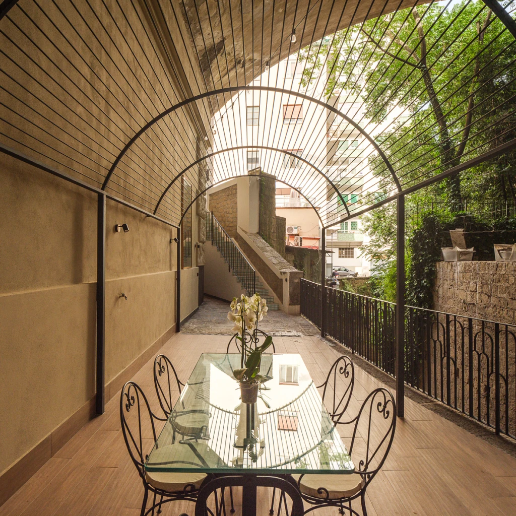 Terrazzo con pergola ad arco e tavolo in ferro battuto