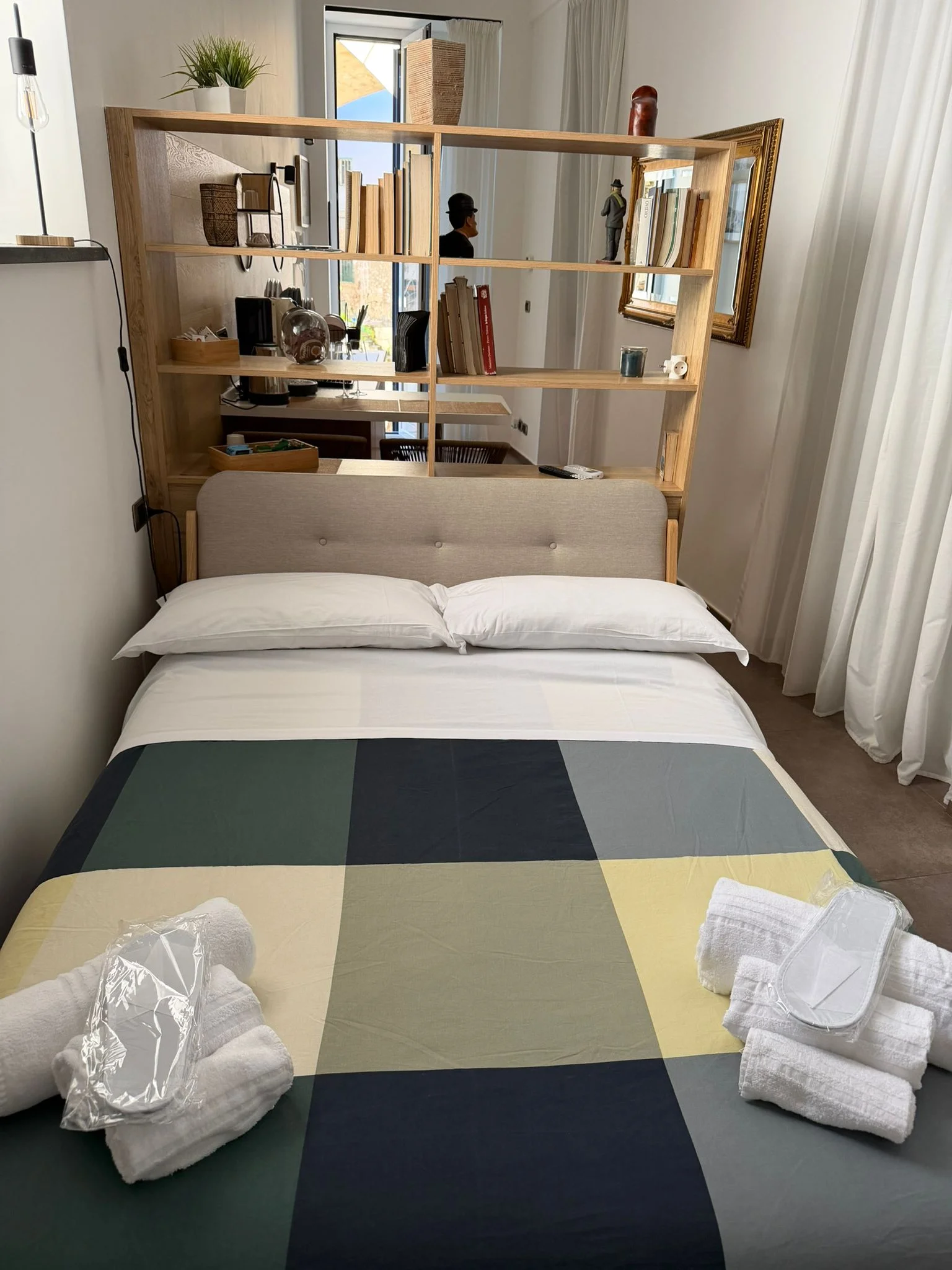 Camera Tripla — letto matrimoniale coperta a quadri
