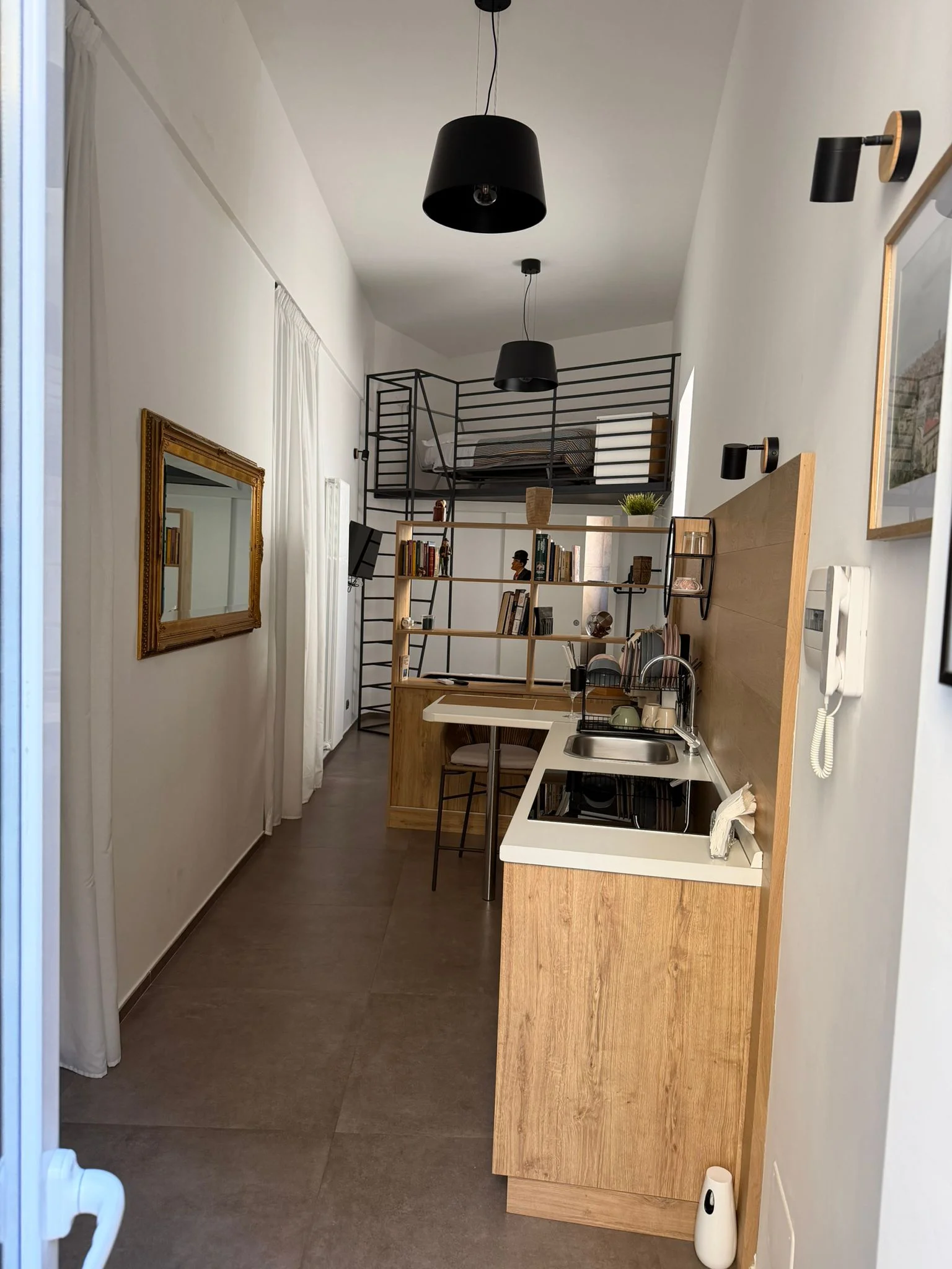 Camera Tripla — vista panoramica cucina e soppalco