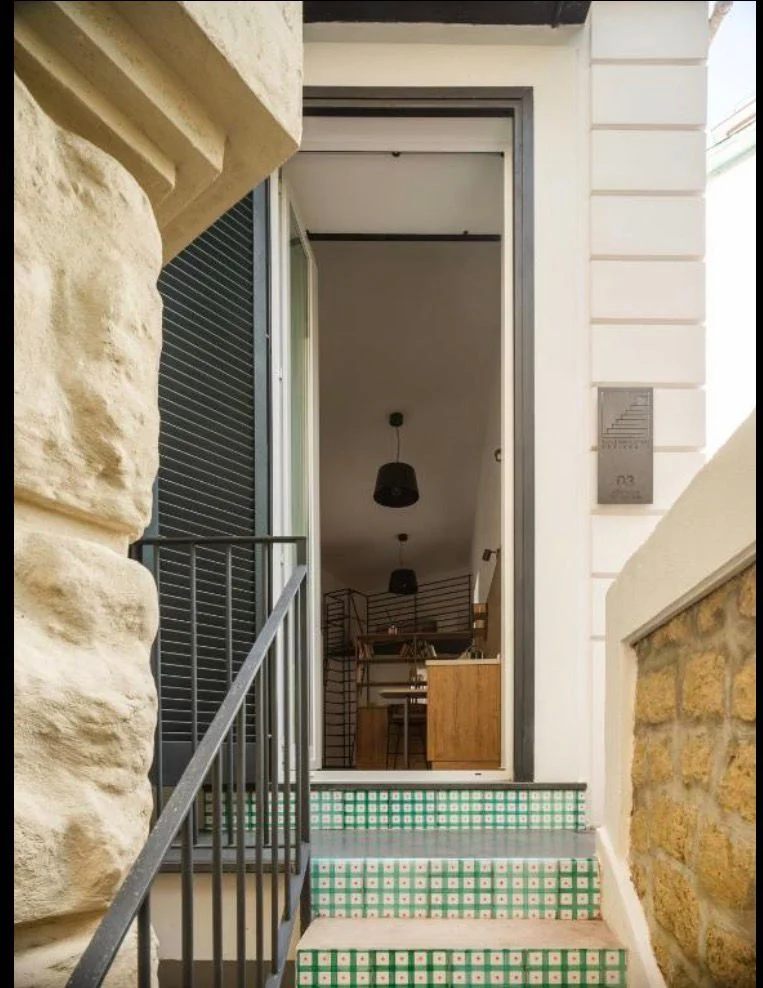 Camera Tripla — ingresso con scala e maioliche