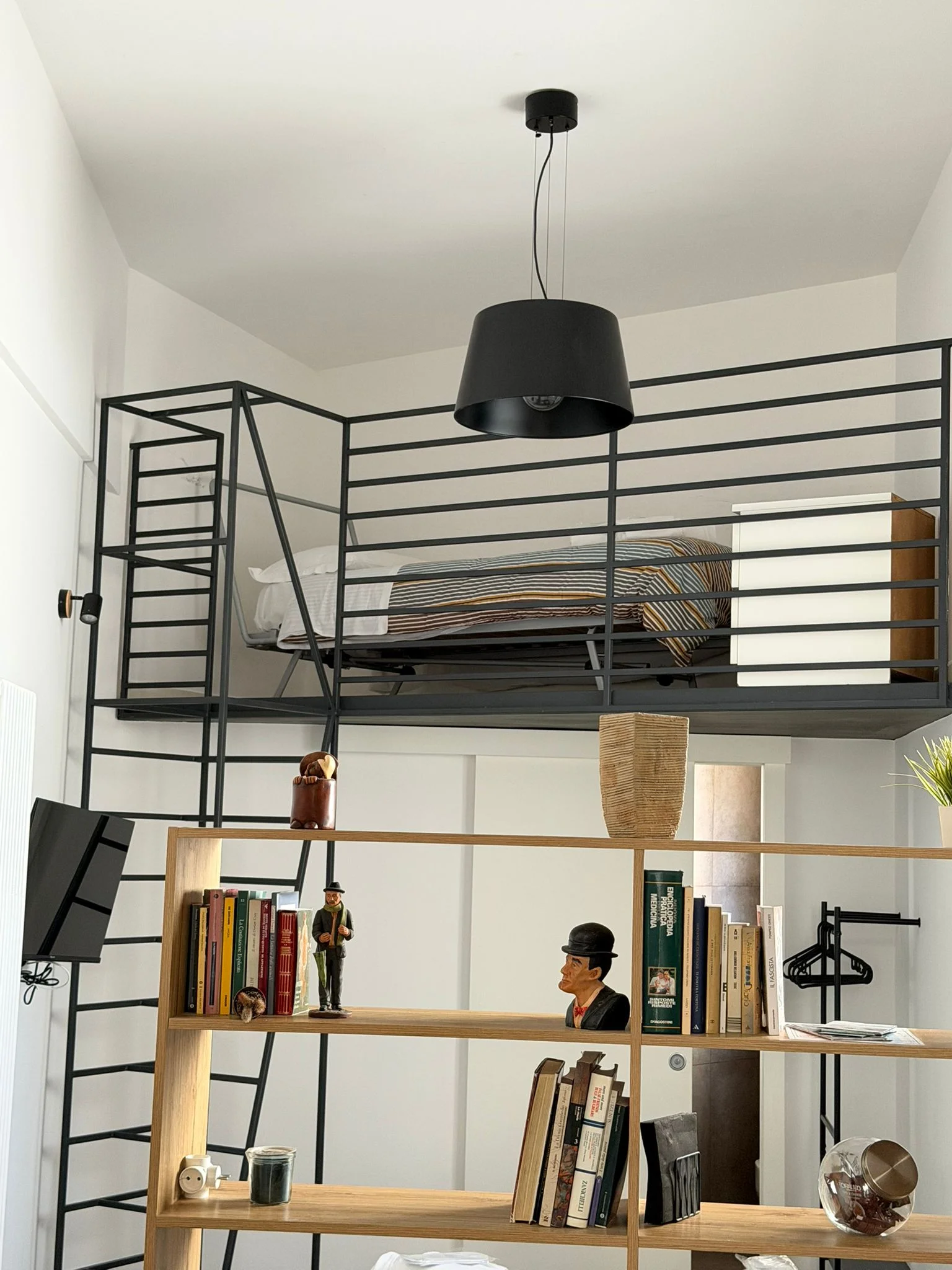 Camera Tripla — soppalco con scala e lampada